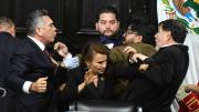 Bochornosa sesión en el Senado de México: terminaron a las piñas