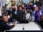 Milei fue evacuado por un ataque a pedradas cuando encabezaba una caravana de LLA en Lomas de Zamora