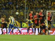 Polémica con Di María y Rosario Central: por qué aseguran que su golazo contra Newell's debió ser anulado por el VAR y el ejemplo Premier League