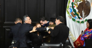 Senadores mexicanos a las trompadas, en medio del debate sobre la injerencia de EEUU contra el narcotráfico