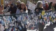 Los jubilados fueron hasta la sede del PAMI, no los recibieron y llenaron las rejas con remedios