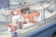 Familias denuncian negligencia tras muerte y lesión de bebés