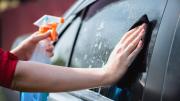 Por qué hay que mojar con vinagre los vidrios del auto: ¿qué significa?