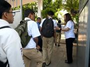 El Salvador promulga normas de estilo militar sobre cortes de pelo y más en escuelas