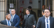 Milei tildó de “operación” a los audios de las presuntas coimas y habló de los piedrazos: “Gracias kukas, no me van a asustar”