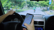 Ni para ver el GPS: lo que ahora prohíbe la ley en California a los conductores