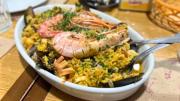 Dos personas comen paella española por $36.000 en este bodegón
