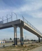 Dos personas se cayeron en moto de un puente peatonal sobre la Ruta 22 en Regina: cuál es su estado de salud