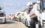 Choferes y gobierno formarán comisión para viabilizar importación de combustible