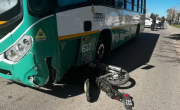 Dos heridos tras el choque entre un colectivo y una moto en Altos de San Lorenzo