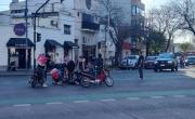 Choque en diagonal 74: una ciclista quedó con la mano atrapada