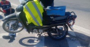 Se rompió una rueda de su moto y sufrió una fuerte caída en Rawson