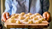 Por qué los 29 de cada mes comer ñoquis es una tradición que vive en las mesas argentinas