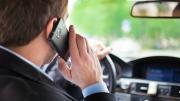 La multa por usar el celular mientras manejas aumentó y ya superó los $120.000 en 2025
