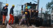 Trabajan a contrarreloj en las vías del tren Roca y no confirman que el lunes vuelva a llegar hasta La Plata