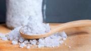 El truco que no conocías para evitar que la sal se humedezca