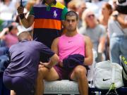 Carlos Alcaraz pasa a octavos de final del US Open pero asustó a todos por un dolor poco oportuno en una rodilla