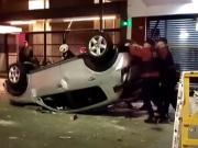 Video: dramático vuelco y choque de un auto contra ocho motos en Villa Crespo