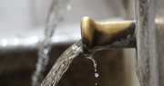 Investigan a una escuela por darle agua contaminada a sus alumnos: ¿certificados falsos de potabilidad?