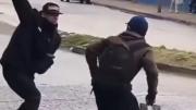 Impactante video: dos hombres se enfrentaron con facas caseras en plena calle