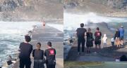 EN VIDEO: Dos turistas fueron arrastrados por el oleaje al cruzar una icónica pasarela en España
