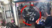 EN VIDEO: Policías de Perú golpearon a un barbero venezolano en su propio negocio, lo habían denunciado por ruidos molestos