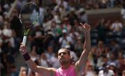 Alcaraz supera problema de rodilla y alcanza la cuarta ronda del Abierto de EEUU