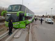 Viernes de terror en la Ruta 22: un colectivo chocó contra el muro del puente Neuquén