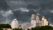 Junto a la tormenta de Santa Rosa habrá frío, lluvia, viento y nieve: la alerta en Neuquén y Río Negro este sábado