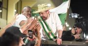 Luis Fernando Camacho parte en caravana hacia la plaza 24 de Septiembre