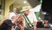 Camacho besa el suelo cruceño al aterrizar en Viru Viru; multitudes lo reciben en Santa Cruz