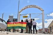 Con la bandera cruceña y su banda, Luis Fernando Camacho abandona la cárcel de Chonchocoro