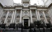 Aplican más torniquetes a bancos para que no se les escape el dólar