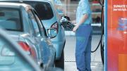 Milei oficializó una suba en el impuesto a los combustibles que impacta en el precio de la nafta