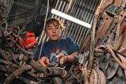 Verónica, la mecánica de autos y fotógrafa de rally regional que arma y desarma motores en Roca