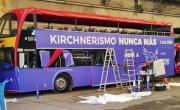 Elecciones 2025: después del bochorno en Lomas, usarán un bus turístico de CABA como “Javomóvil” en PBA