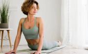 Mejor que abdominales: la postura de yoga para tener un vientre deshinchado y reducir el estrés