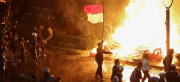 Tres muertos en incendio durante una protesta en Indonesia