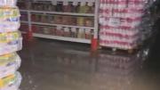 Video: por las intensas lluvias se inundó un hiper en San Martín y tuvo que cerrar por prevención
