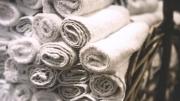 Ni detergente, ni jabón: el truco para renovar las toallas de casa con elementos naturales