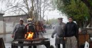 Asado bajo el agua frente a la UVT, el emprendimiento familiar que no se cancela por mal clima
