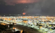 Fuego en Villa Regina: bomberos se enfrentaron a un incendio que se veía a kilómetros