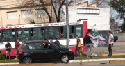 Accidente de tránsito en La Plata: quiso esquivar a otro auto y terminó en la rambla