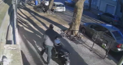 Robó una moto en el centro de La Plata a plena luz del día y quedó grabado en las cámaras de seguridad