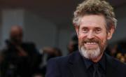 La práctica de yoga que hace Willem Dafoe a sus 70 años y le sirve para mantenerse en forma