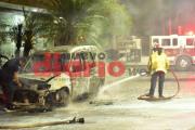 Impactante incendio de una camioneta en barrio Belgrano