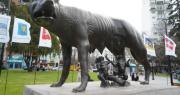 Inauguraron el monumento de la Loba Capitolina en la Plaza Italia de La Plata