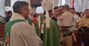 Camacho participa de la misa en la Catedral cruceña