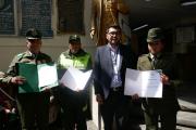 Tres policías reciben reconocimiento por controlar incendio en Oruro