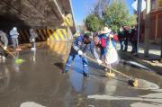 Limpian parqueo del Paso a Desnivel de la Villarroel y advierten con sanciones a quienes lo ensucien o usen como mingitorio